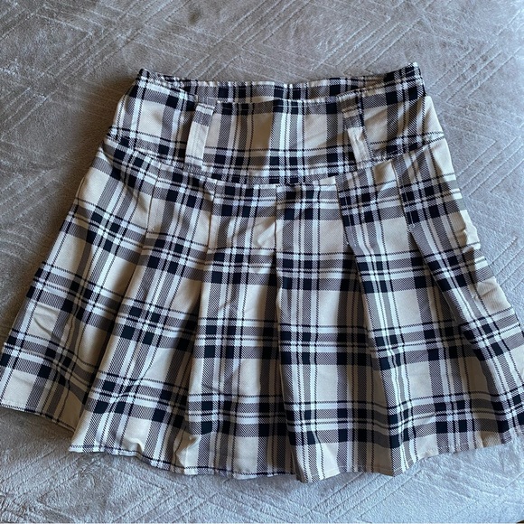 SHEIN Dresses & Skirts - Shein Cream Plaid Pleated Mini Skirt Size 2